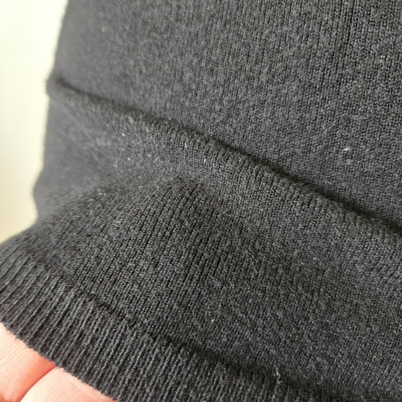 BCBG Black V-Neck Thick Stretchy Short Sleeve Top. Size Small - Picture 7 of 11